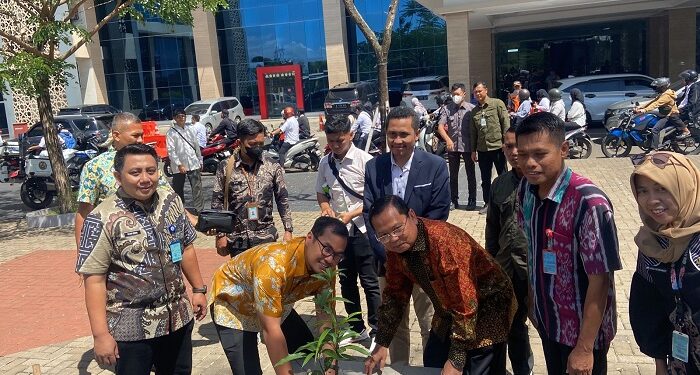 Penanaman Bibit Pohon Serentak Dalam Pelantikan Serentak KPPS Pemilu 2024 di Kota Tangerang Selatan