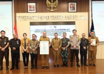 Bersama Kantah Tangsel, Benyamin Serahkan Puluhan Sertipikat Tanah Milik Warga
