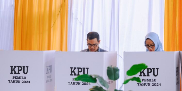 Pilar Gunakan Hak Pilihnya di TPS 28 Sutera Narada