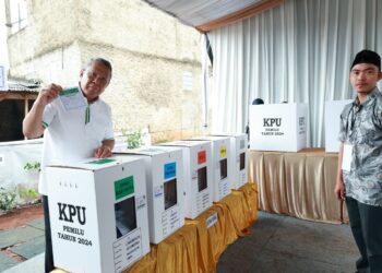 Gunakan Hak Pilihnya, Wali Kota Benyamin Lakukan Pencoblosan di TPS 19 Lengkong Karya