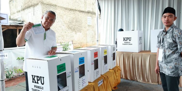 Gunakan Hak Pilihnya, Wali Kota Benyamin Lakukan Pencoblosan di TPS 19 Lengkong Karya