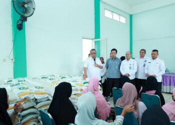 Ringankan Beban Masyarakat, Ben-Pilar Serahkan Bantuan Pangan