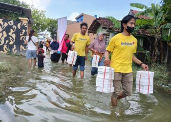Indosat Ooredoo Hutchison Tanggap Darurat Bencana, Berikan Bantuan Bagi Masyarakat Terdampak Banjir Bandang di Demak