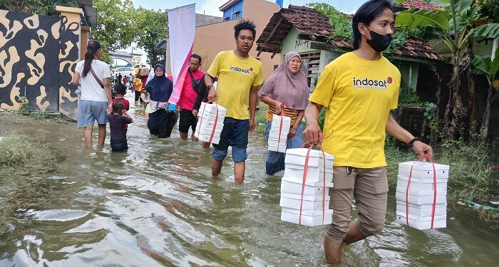 Indosat Ooredoo Hutchison Tanggap Darurat Bencana, Berikan Bantuan Bagi Masyarakat Terdampak Banjir Bandang di Demak