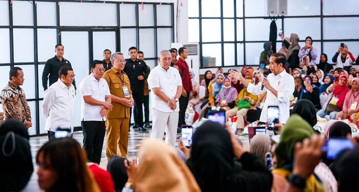 Wali Kota Benyamin Dampingi Presiden Jokowi Serahkan Bantuan Pangan di Tangsel