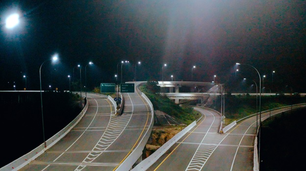 Dukung keselamatan dan kenyamanan berkendara saat mudik Lebaran, Signify hadirkan PJU pintar di lebih dari 3.000 titik di Tol Trans Sumatera