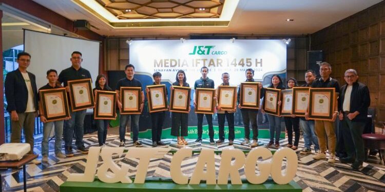 J&T Cargo Beri Penghargaan “Best Service Outlet” Kepada Mitra Dengan Pelayanan Terbaik