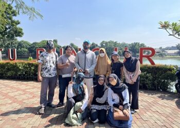 Komunitas Ayo Less Waste (ALW) Menggelar Aksi Clean Up di Situ Bungur