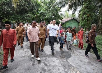 Menteri AHY Blusukan di Riau, Mulai dari Ganti Mobil hingga Layani Warga Foto di Kebun