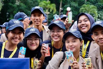 UGM dan Kementan Pecahkan Rekor MURI Minum Susu dengan Peserta Terbanyak