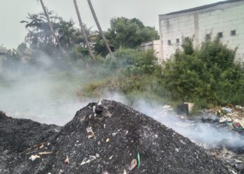 Warga Desa Mekarjaya Keluhkan Mata Perih dan Nafas Sesak Akibat Sampah Berasap Diduga Limbah PT Araputra Fortuna Perkasa