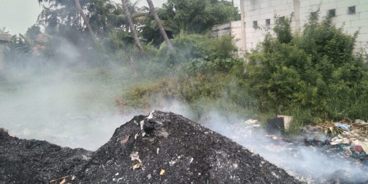 Warga Desa Mekarjaya Keluhkan Mata Perih dan Nafas Sesak Akibat Sampah Berasap Diduga Limbah PT Araputra Fortuna Perkasa