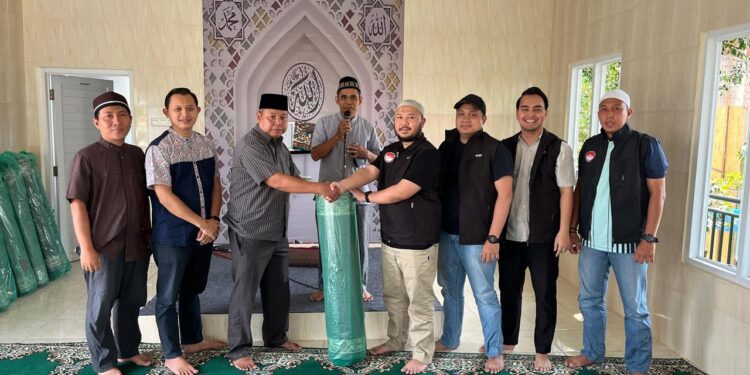 Wakaf Karpet Gema Keadilan Tangsel di Ciputat Timur, Disambut Haru Jama’ah Mushola Nurhasanah