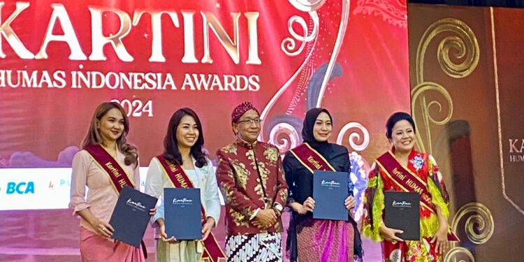 Menginspirasi Lewat Aksi: Emmy Kuswandari Terima Kartini Award 2024