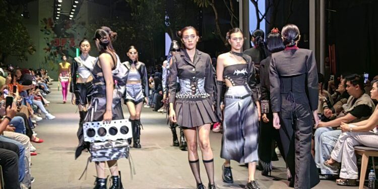 LPTB Susan Budihardjo Mempresentasikan Koleksi SYNKR.ON di JF3 Fashion Festival 2024 
