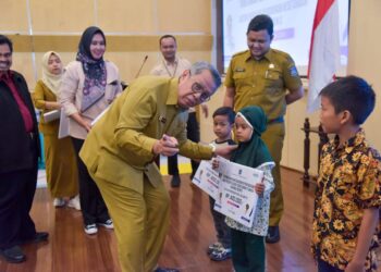 Pemkot Tangsel Serahkan Bantuan Pendidikan untuk 1.500 Anak PAUD dan Pelajar Kesetaraan, Benyamin: Prioritas Siswa Kurang Mampu