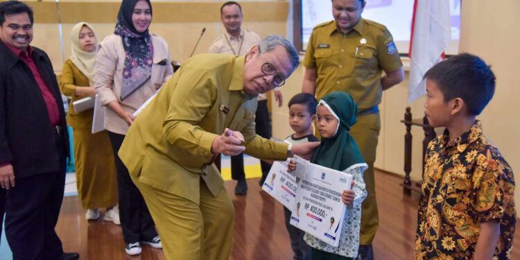 Pemkot Tangsel Serahkan Bantuan Pendidikan untuk 1.500 Anak PAUD dan Pelajar Kesetaraan, Benyamin: Prioritas Siswa Kurang Mampu