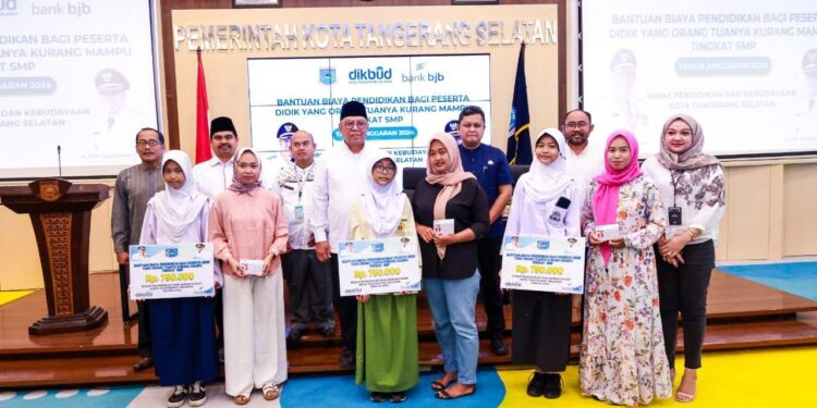 Tak Hanya SD, Pemkot Tangsel Salurkan Bantuan Pendidikan untuk 564 Siswa SMP