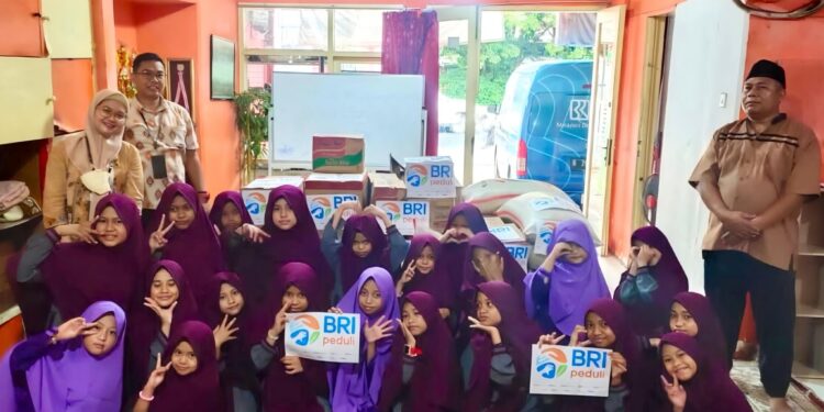 BRI RO Jakarta 2 Peduli Anak Yatim dengan Membagikan Paket Sembako ke Yayasan Mizan Amanah