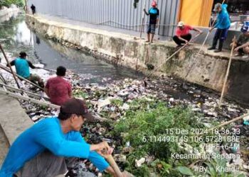 Warga Sepatan Residence Bersihkan dan Keluhkan Kali Penuh Sampah Diduga Limpahan Pasar Pelangi, Kadus 01: Mestinya Normalisasi Kali oleh Kecamatan