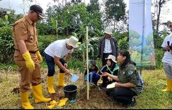 Mitra Tours and Travel Ajak Anak -anak Selamatkan Bumi Melalui Program “Penanaman 100 Pohon untuk Sejuta Harapan”