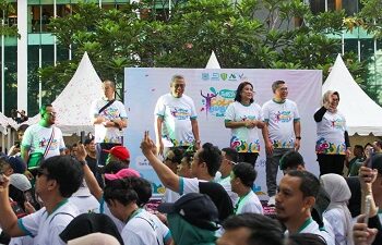 Gerimis Tak Surutkan Ribuan Peserta Meriahkan Tangsel Color & Bubble Run 2024