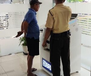 Dengan Ramah dan Sigap, Satpam BRI KC Fatmawati Bantu Nasabah Gunakan Digital CS