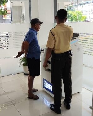 Dengan Ramah dan Sigap, Satpam BRI KC Fatmawati Bantu Nasabah Gunakan Digital CS