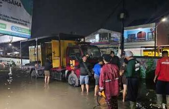 Pemkot Tangsel Tangani Banjir: Mesin Pompa, Evakuasi Hingga Berikan Bantuan