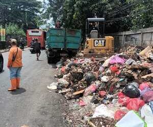 DLH Tangsel Gelar Operasi Bersih Berkala di Pasar Cimanggis