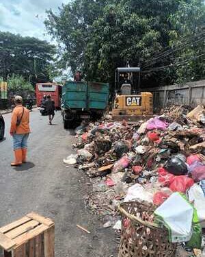 DLH Tangsel Gelar Operasi Bersih Berkala di Pasar Cimanggis