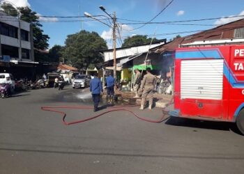 Setelah PKL Pasar Ciputat Ditertibkan, Damkar Tangsel Lakukan Penyiraman Area