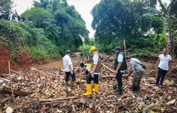 Sampah Menumpuk di Kali Angke Serpong, Pilar Turun Pastikan Normalisasi Berjalan Optimal