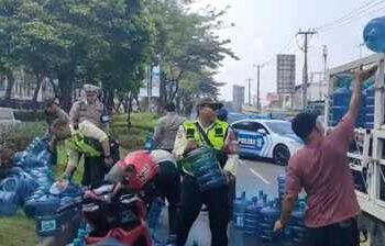 Truk Pengangkut Air Mineral Terguling di Serpong, Tidak Ada Korban Luka