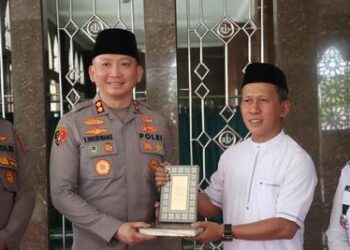 Kunjungi Masjid Jami Al Hidayah, Kapolres Tangsel Serahkan Bantuan “Kotak Amal” Safe Deposit Box