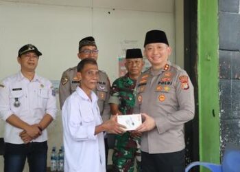 Kapolres Tangsel Serahkan Bantuan CCTV untuk Pos Kamling di Cirendeu
