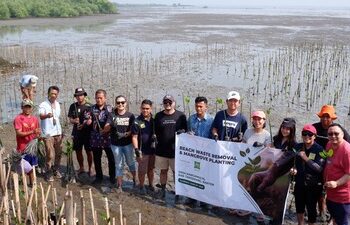 Dua Hotel Accor di Tangerang Gelar Aksi Lingkungan: Mangrove Plantation & Beach Clean-Up di Desa Margamulya