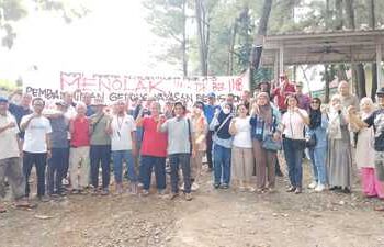 Warga Kencana Loka Demo, Tolak Pembangunan Proyek Tak Ber IMB