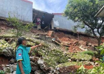 Terdampak Longsor Turap, Pemkot Tangsel Beri Bantuan Logistik untuk Warga Puri Pamulang