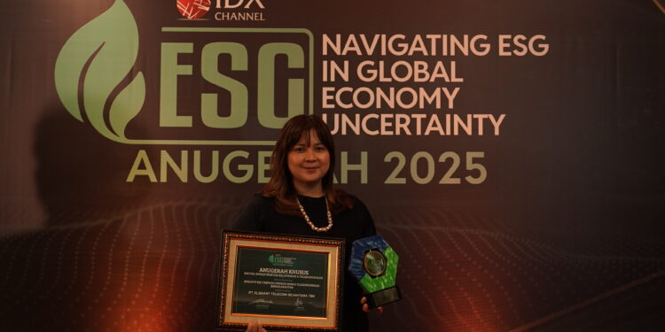 XLSMART Borong Tiga Penghargaan Bergengsi di Bidang ESG, Teknologi, dan Layanan Pelanggan