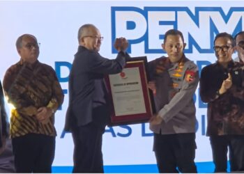 Penyerahan Penghargaan kepada Kapolri Jendral Listyo Sigit dari ITUC.