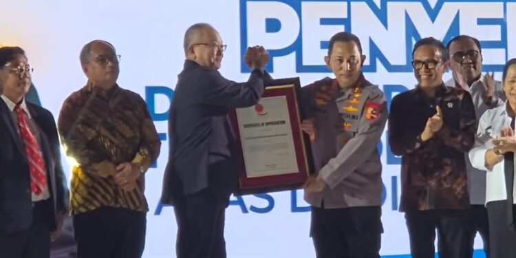 Penyerahan Penghargaan kepada Kapolri Jendral Listyo Sigit dari ITUC.
