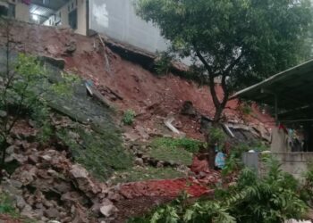Panik! Turap 10 Meter di Puri Pamulang Longsor, 7 Rumah Kena Dampak