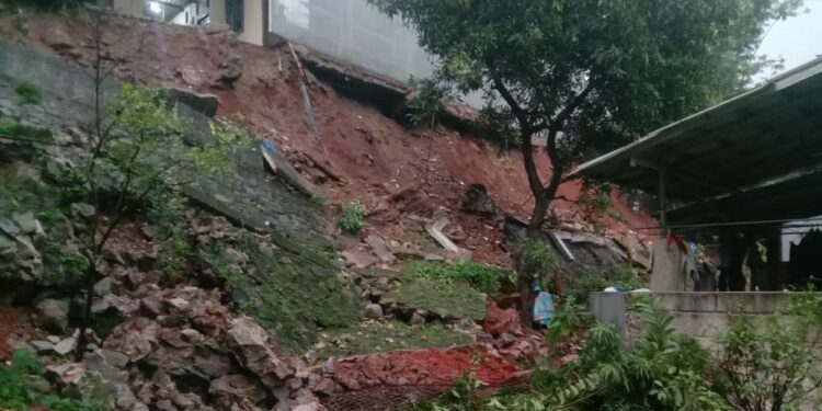 Panik! Turap 10 Meter di Puri Pamulang Longsor, 7 Rumah Kena Dampak