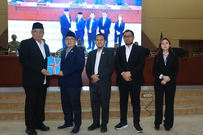 DPRD Tangsel Serahkan Raperda Fasilitasi Penyelenggaraan Pesantren ke Wali Kota