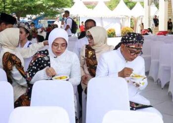 HUT Ke-25 Provinsi Banten Dimeriahkan Festival Kuliner Gratis, Gubernur Andra Soni Nikmati Laksa Tangerang