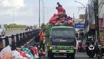 Pemkot Tangsel Angkut Sampah Jalanan Secara Bertahap, Prioritaskan Titik Kritis