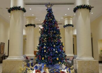 ARYADUTA Lippo Village Membuka Musim Perayaan Melalui Christmas Tree Lighting Ceremonyyang Hangat dan Memukau