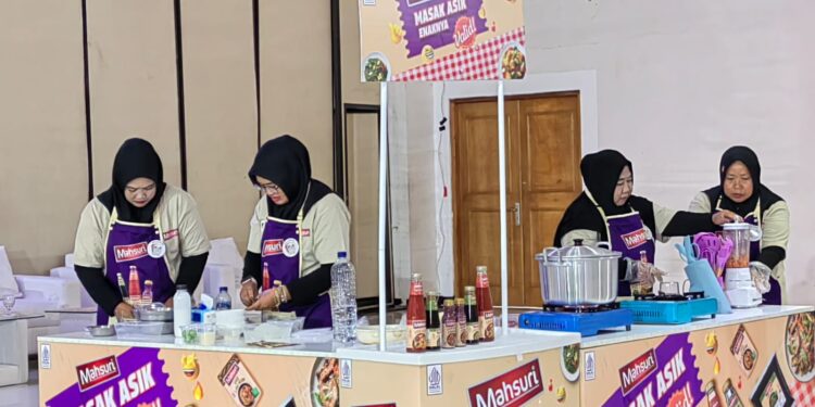 Sambut Hari Ibu, Mahsuri Gandeng FOI Gerakkan Ibu Masak Pangan Lokal dan Salurkan 1.000 Paket Makanan di Tangerang