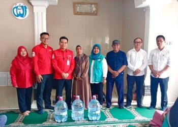 PMI Kota Tangsel Distribusikan Air Minum dan Cek Kesehatan Gratis di Kampung Nambo Serpong